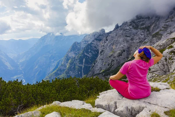 Aktif kadın güzel vadi yukarıda doğada egzersiz