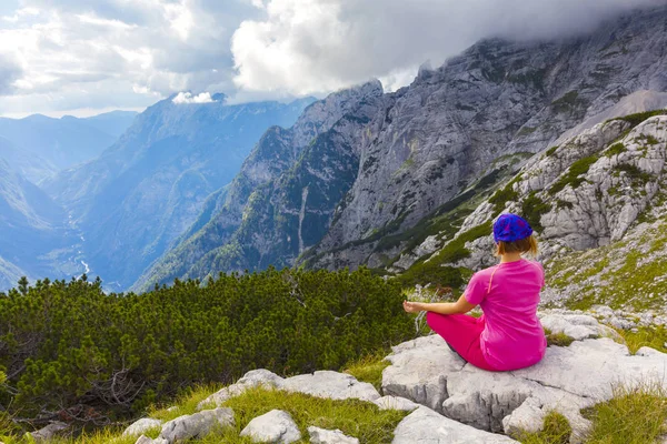 Mulher ativa exercitando-se na natureza acima do belo vale — Fotografia de Stock