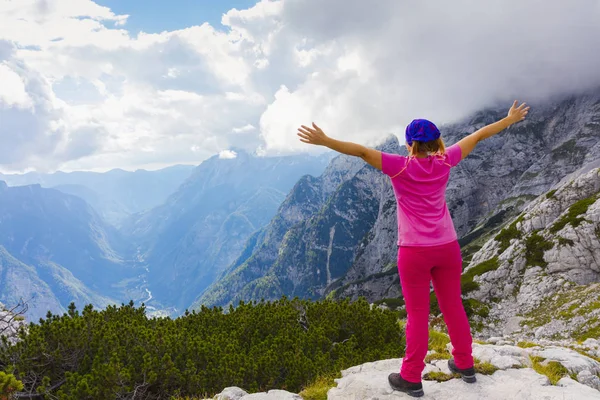 Aktif kadın güzel vadi yukarıda doğada egzersiz
