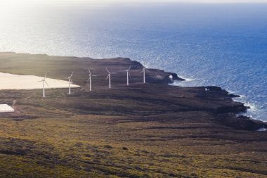 Rüzgar enerji santrali okyanus kıyısında.