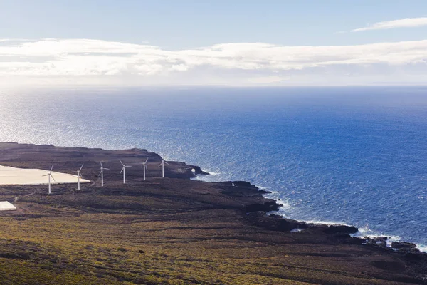 Rüzgar enerji santrali okyanus kıyısında.