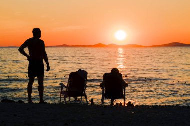 Denizin kenarında romantik piknik.