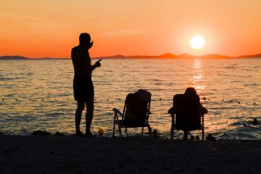 Denizin kenarında romantik piknik.