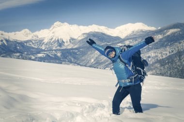 Bir uzun yürüyüşe çıkan kimse kış manzara doğa yürüyüşü.