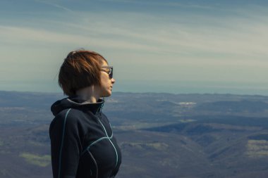 Doğada rahatlatıcı. Etkin vücut, huzurlu mind. 