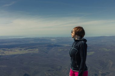 Doğada rahatlatıcı. Etkin vücut, huzurlu mind. 