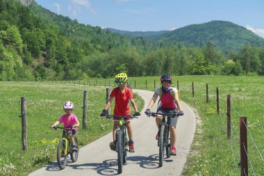 Aile aktif bir tatil. Yeşil hedef.