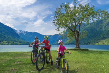 Aile aktif bir tatil. Yeşil hedef.