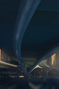 Şehir merkezindeki soyut modern köprü. Popüler mimari manzaraları. Ünlü İspanyol gelinin altında gün batımı buluşması.