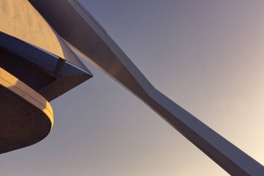 Şehir merkezindeki soyut modern köprü. Popüler mimari manzaraları. Ünlü İspanyol gelinin altında gün batımı buluşması.