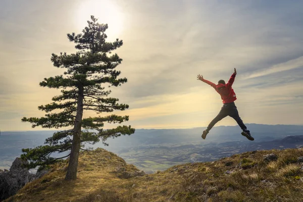 Jovem Activo Sentir Livre Experimente Liberdade Coração Natureza Saltando Alto — Fotografia de Stock