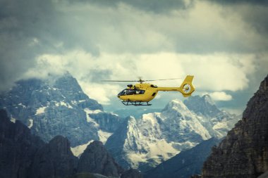 Dağların üzerinden panoramik uçuş. Hava taşımacılığı. Uçuş epik peyzaj üzerinde helikopter. Vahşi doğada kurtarma görevi.
