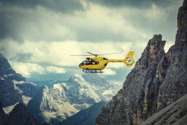 Dağların üzerinden panoramik uçuş. Hava taşımacılığı. Uçuş epik peyzaj üzerinde helikopter. Vahşi doğada kurtarma görevi.