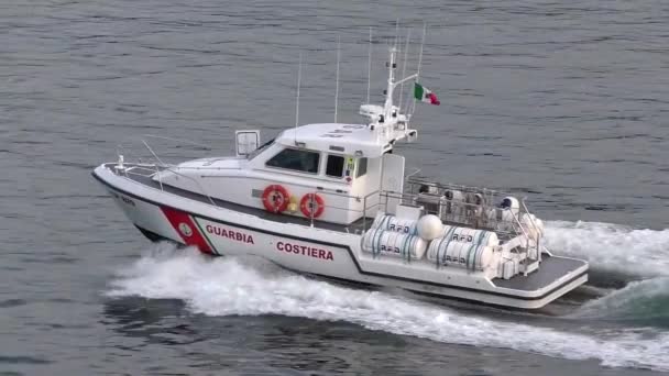 Патрульний катер берегової охорони захищає водний шлях навколо Неаполь, Італія — стокове відео