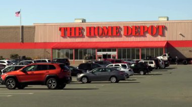 Zaman atlamalı, ana depo binası perakendeci müşteriler, Otopark - Danvers, Massachusetts ABD - 23 Nisan 2017 malzemeleri