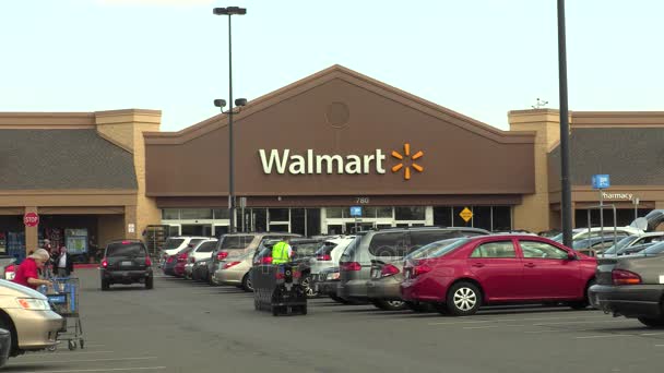 Time Lapse Walmart Retailer Store Front Parking Lot Customers Revere — стоковое видео