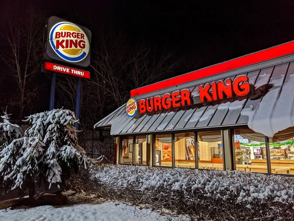Burger King Fast Food Restaurant Highway Sign Fresh Fallen Snow — стоковое фото