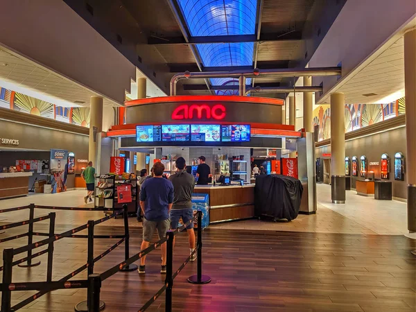 AMC sinema salonu lobi büfesi, sırada bekleyen müşteriler, Danvers Massachusetts USA, 14 Ağustos 2019