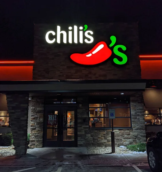 Chili 'nin Meksika aromalı restoranı gece giriş kapısı, Chelsea Massachusetts Usa, 23 Ocak 2020