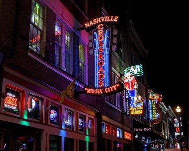  Nashvilles tarihi şehir merkezi Broadway lokantaları, neon tabelalar