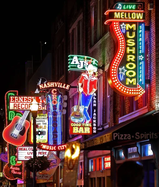 Nashville 'in tarihi şehir merkezi yiyecek içeceği ve müzik neon tabelaları. 
