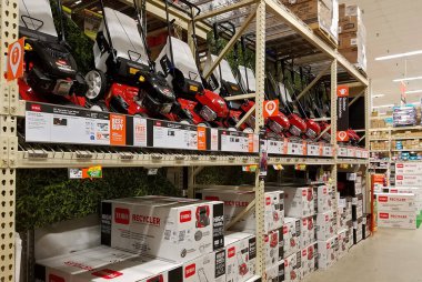 Home Depot perakende mağazası, yeni çim biçme makinesi seçenekleri koridoru