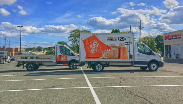 Home Depot 'un kiralık kamyonları, Firestone Otomobil Merkezi otoparkı.