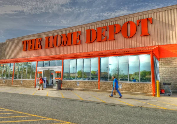 Сотрудник Розничной Торговли Home Depot Выходит Магазина Поприветствовать Клиента — стоковое фото