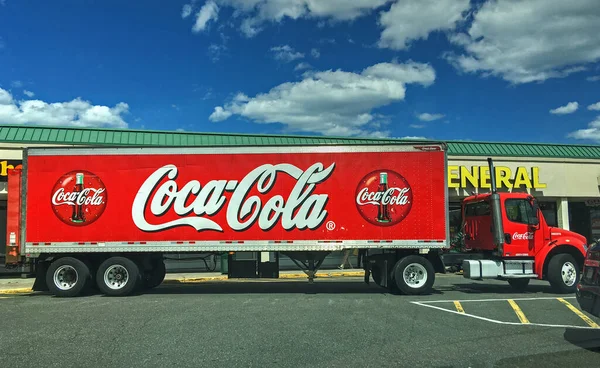 Cocacola kamyonu, Dollar General perakende mağazasına soda dağıtıyor.