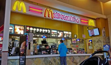 McDonald 'ın restoran menüsü sayaç müşteri sipariş ediyor.