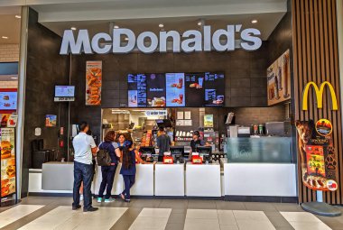 McDonald 's restoranın yemek salonu menüsü, sipariş veren insanlar.
