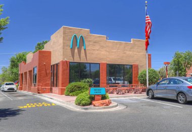 McDonald 's fast food restoranı mavi deniz mavisi işareti, Sedona Arizona