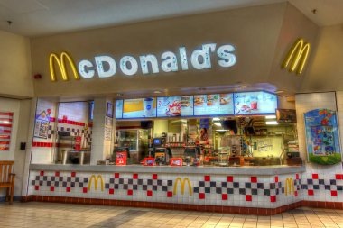 McDonald 's fast food restoranının menü sayacı, yemek salonu alışveriş merkezi