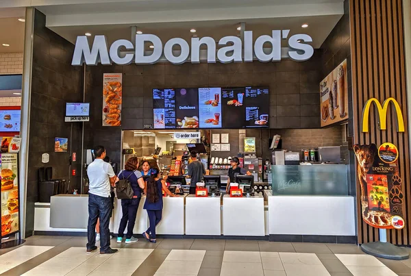 Mcdonald Restaurang Mat Domstol Meny Människor Som Beställer — Stockfoto