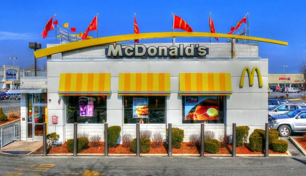Bandeiras Telhado Restaurante Fast Food Mcdonald — Fotografia de Stock