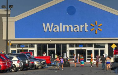 Walmart mağazası müşterileri gelir ve gider.