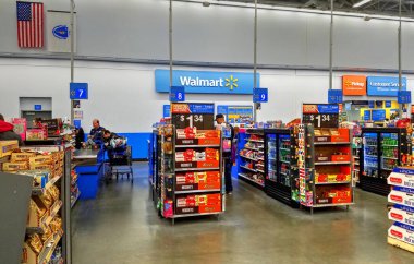 Walmart perakende mağazası, yazar kasa koridorları müşterilere bakın.