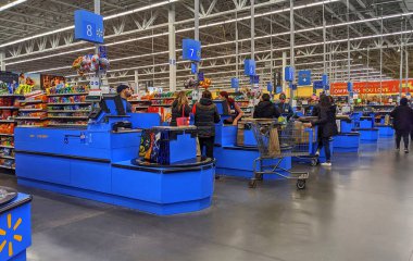 Yazar kasadaki Walmart müşterileri