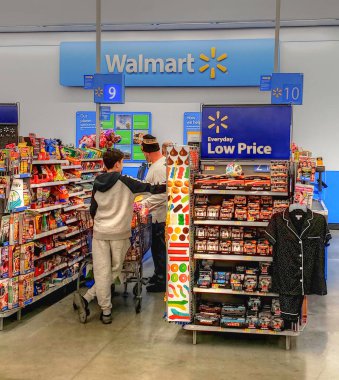 Walmart perakende mağazası, kasiyer Lane müşterilerini kontrol ediyor.