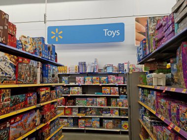 Walmart perakende mağazası, oyuncak bölümü koridoru.