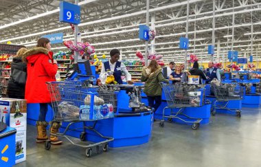 Walmart perakende mağazası, ödeme yapan müşteriler, yazar kasa reyonları