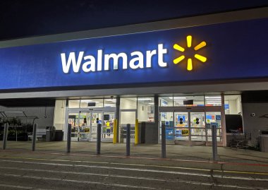 Walmart perakende mağazası girişi, gece müşterileri