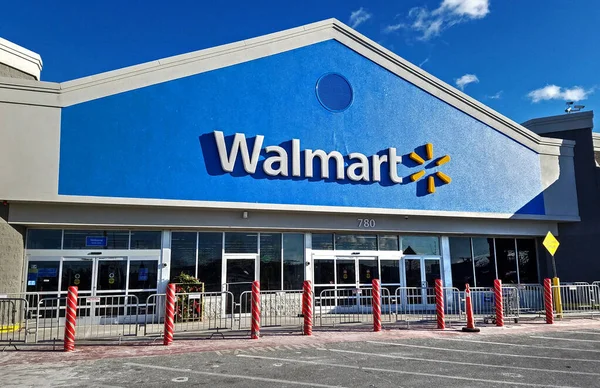 Walmart perakendecisi ön kapı girişi, parlak güneş ışığı mavi gökyüzü