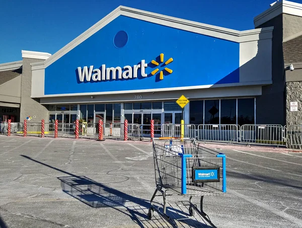 Walmart otoparkı manzaralı ön kapı girişi, alışveriş arabası.