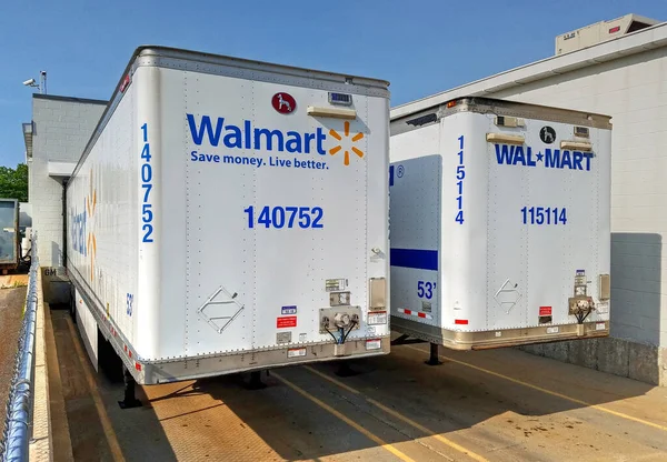 Walmart perakende mağazası teslimat karavanları yükleme rampasının önüne park edilmiş.