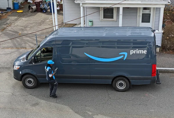  Amazon Prime teslimat kamyonu şoförü bir sonraki durağı için telefonunu kontrol ediyor. 