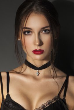 Kırmızı dudaklar ve çivi ile seksi güzellik kız. Kışkırtıcı makyaj. F