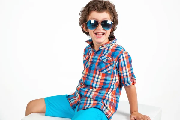 Boldog és aranyos vicces divatos kisfiú a kék ing — Stock Fotó