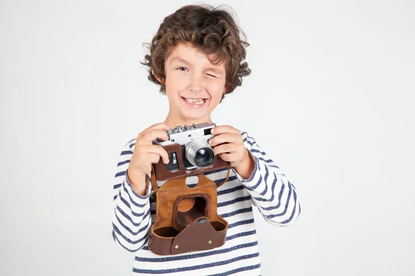Милий і смішний маленький хлопчик зі старою кінокамерою — стокове фото