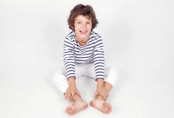 Roztomilý a legrační malý chlapec v stripe tričko a bílé džíny — Stock fotografie